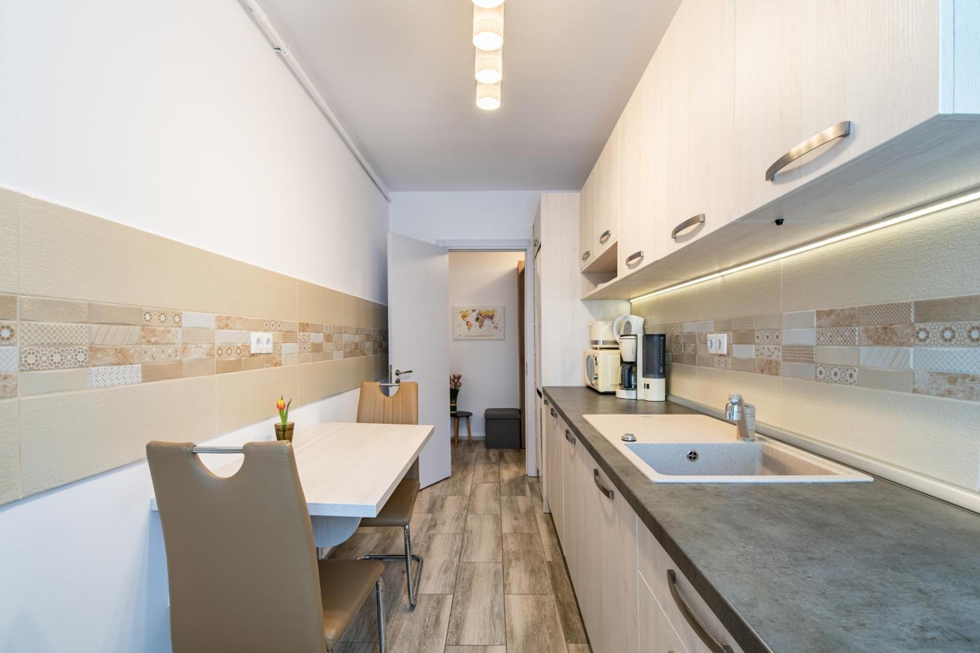 Springhome - Cozy Apartment With Balcony & Parking Брашов Екстериор снимка